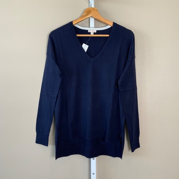GAP Luxelight Perfect V-neck Sweater - Picture 3 of 16